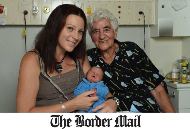 Avó ajuda no nascimento do bisneto de 85 anos, na Austrália (Foto: Reprodução/ The Border Mail)