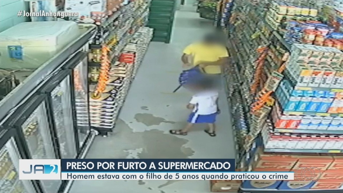 Vídeo mostra quando pai furta itens de supermercado e coloca dentro da mochila do filho, em Anápolis 