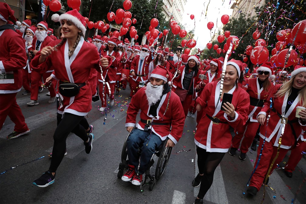 Pessoas fantasiadas participam de uma 'corrida do Papai Noel' em Atenas, na Grécia — Foto: Costas Baltas/Reuters