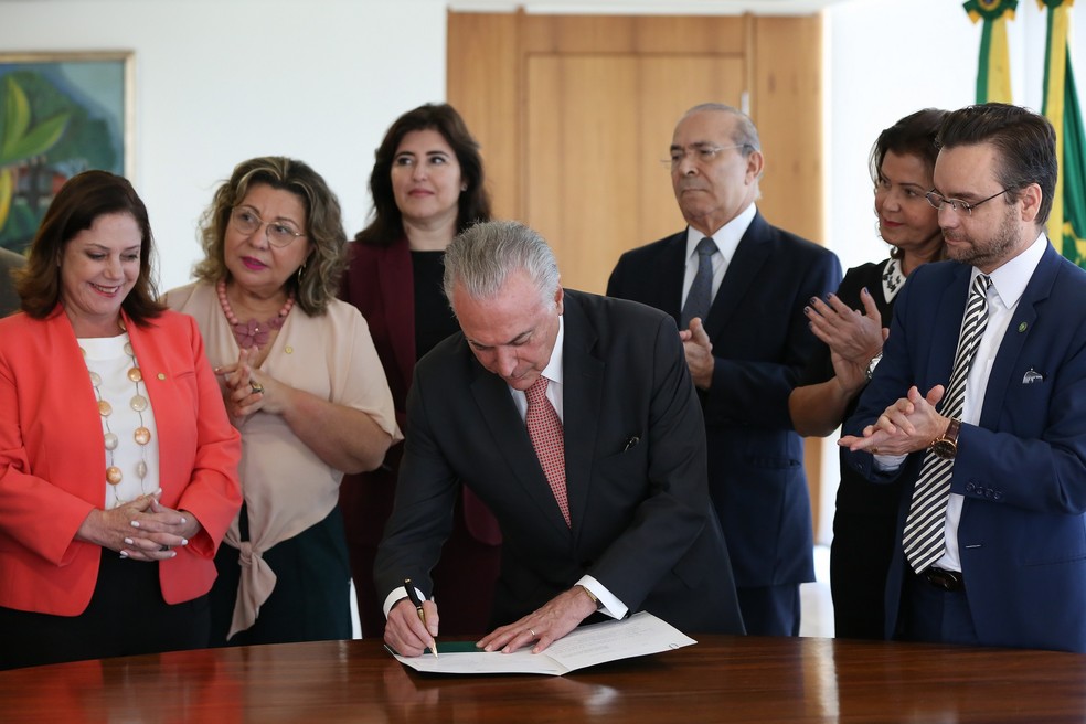 Temer durante sanção de projetos de proteção à mulher, ao lado do ministro dos Direitos Humanos, Gustavo Rocha  — Foto: Marcos Corrêa/Presidência da República