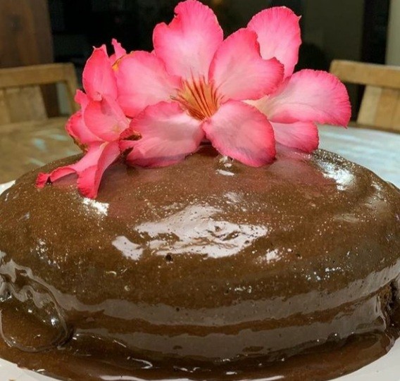 Bolo de Chocolate com Flor de Sal e Flores Comestíveis  (Foto: Acervo Pessoal )