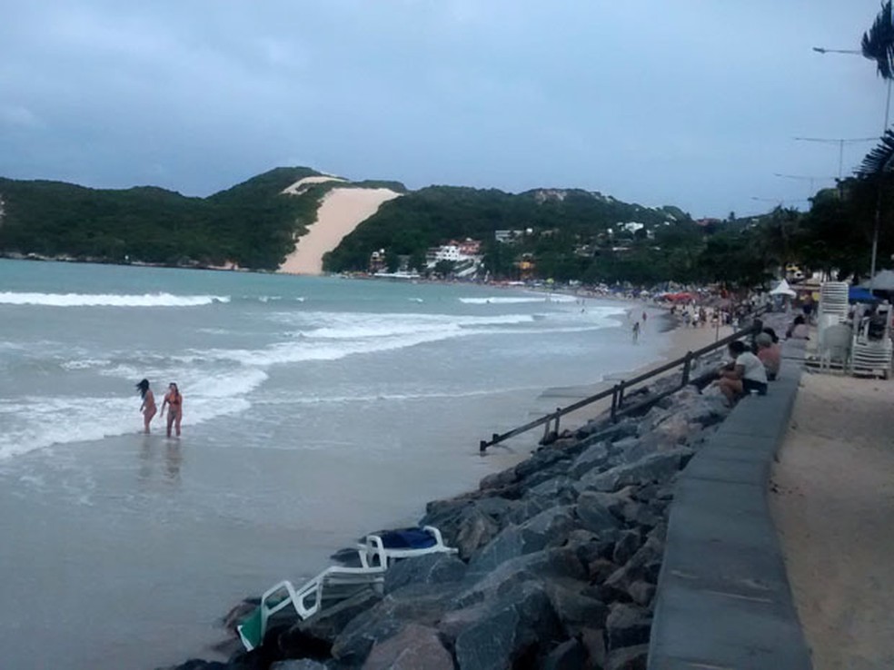 Trecho de 2 quilÃ´metros jÃ¡ conta com enrocamento na praia de Ponta Negra â€” Foto: Fernanda Zauli/G1