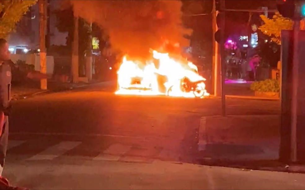 Veículos pegaram fogo em rua de Santos neste sábado (30) — Foto: Reprodução