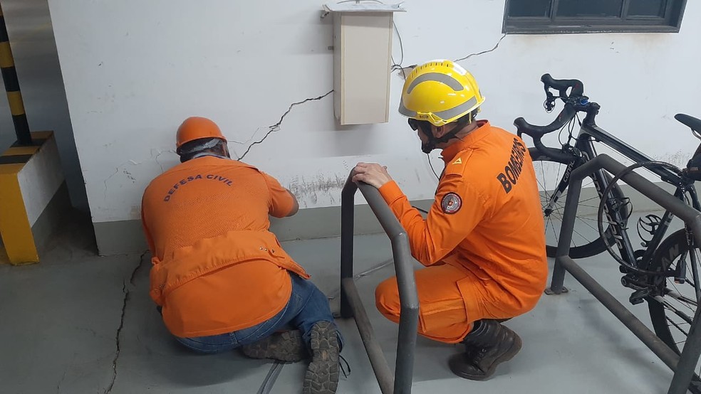 Corpo de Bombeiros e Defesa Civil avaliam rachadura no prédio do Incra, em Brasília — Foto: CBMDF/Divulgação