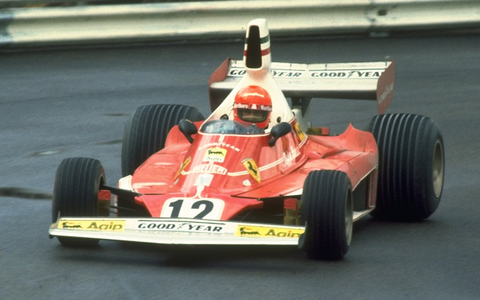 Em 1975, a Ferrari passou a ter branco em algumas partes do carro e filetes nas cores da bandeira italiana (Foto: Tony Duffy/Getty Images)