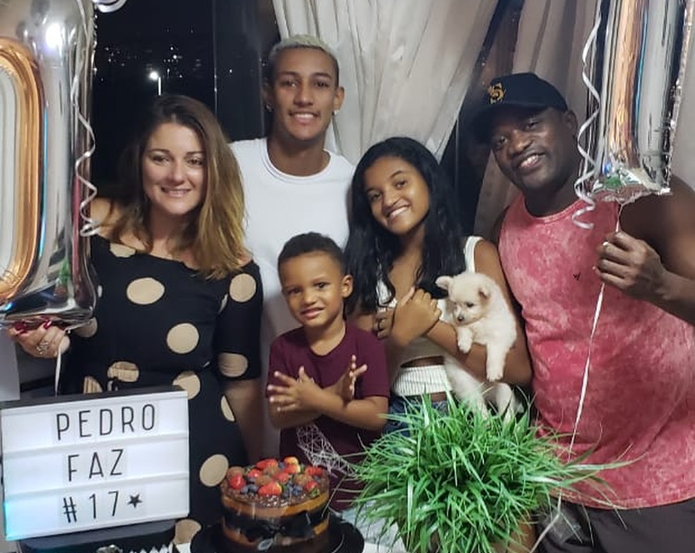Campeão pelo Botafogo em 1995, Beto (à direita) mora com a família no Rio de Janeiro — Foto: Arquivo pessoal
