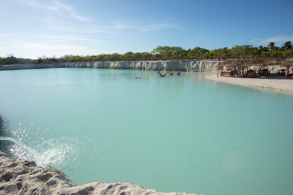 No Buraco Azul, cor da água chama atenção — Foto: Celso Tavares/G1