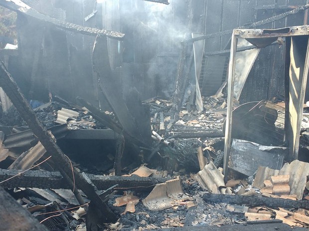 Estrutura de madeira ficou destruída pelas chamas (Foto: Natália Pessoa/Rede Amazônica)