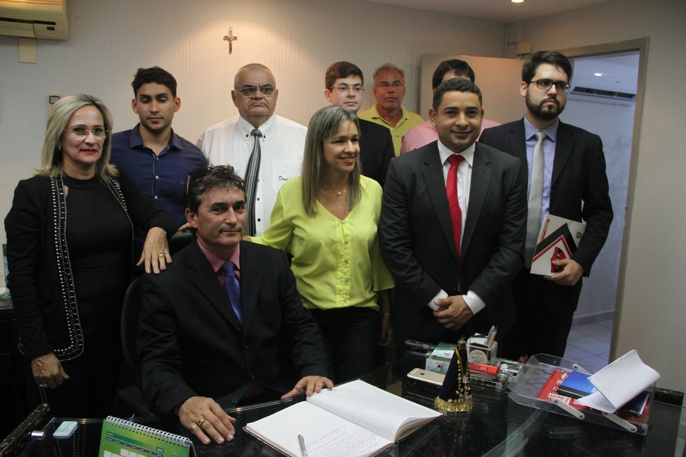 Nosman Barreiro toma posse na sede da FPF ao lado de familiares e do seu advogado (Foto: Cisco Nobre/GloboEsporte.com)