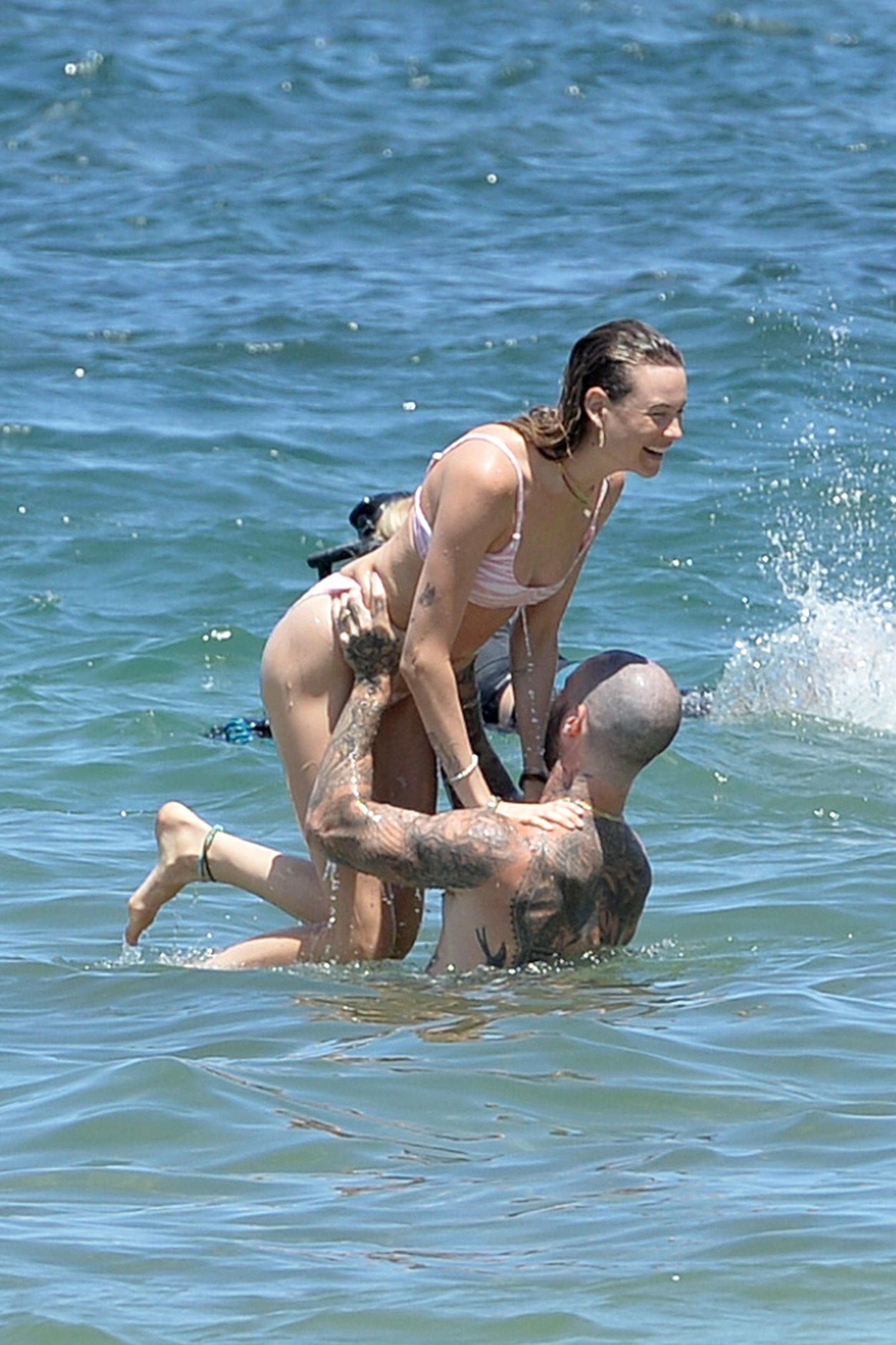 Photo © 2021 Backgrid/The Grosby Group6 JUNE 2021 *EXCLUSIVE* Maui, HI  - Adam Levine and Behati Prinsloo hit the beach in Maui with friends and family. The couple was having a great time playing in the water with their children and displaying some PD (Foto: Backgrid/The Grosby Group)
