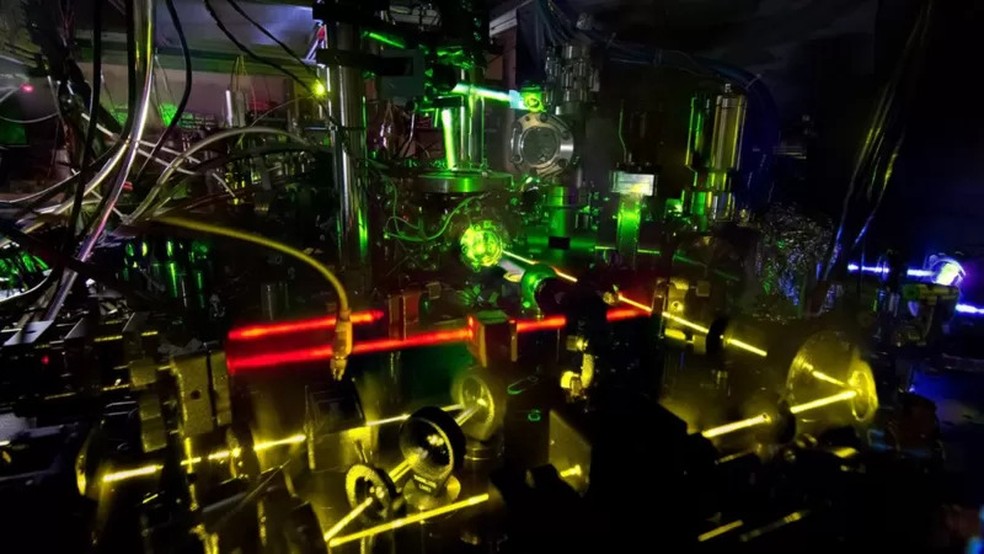 O NPL está desenvolvendo relógios ópticos com base em átomos de estrôncio neutros... com lasers — Foto: Getty Images