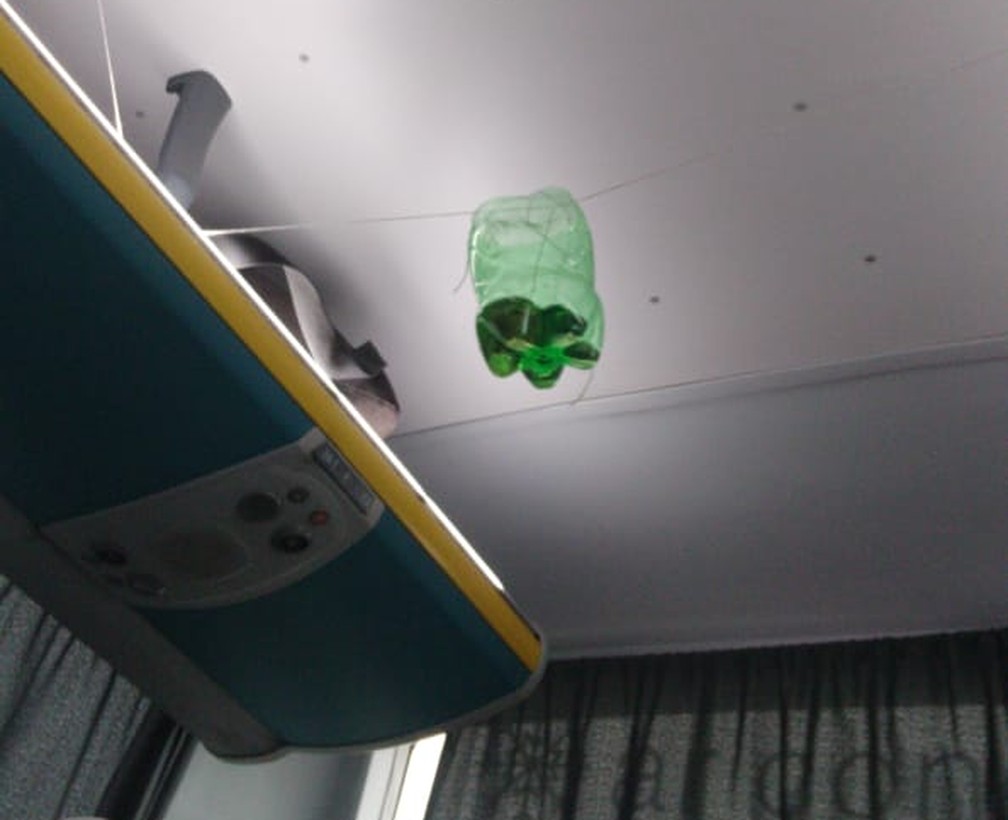 Garrafa dentro de ônibus sequestrado na Ponte Rio-Niterói teria gasolina — Foto: Arquivo pessoal