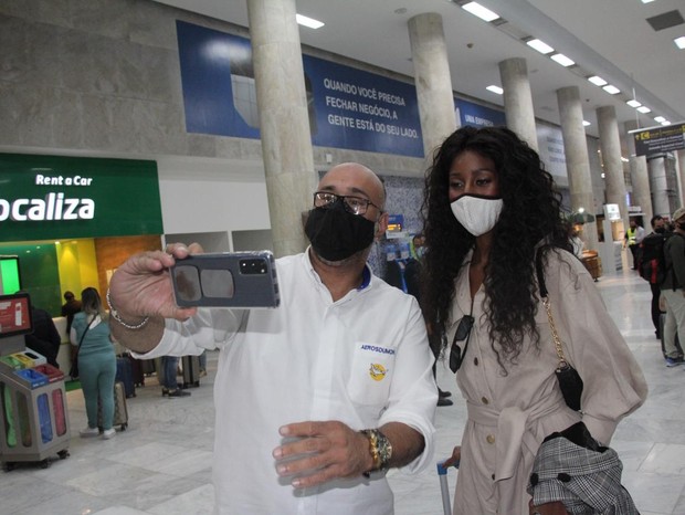 Camilla de Lucas é tietada em aeroporto (Foto: Rogério Fidalgo/AgNews)