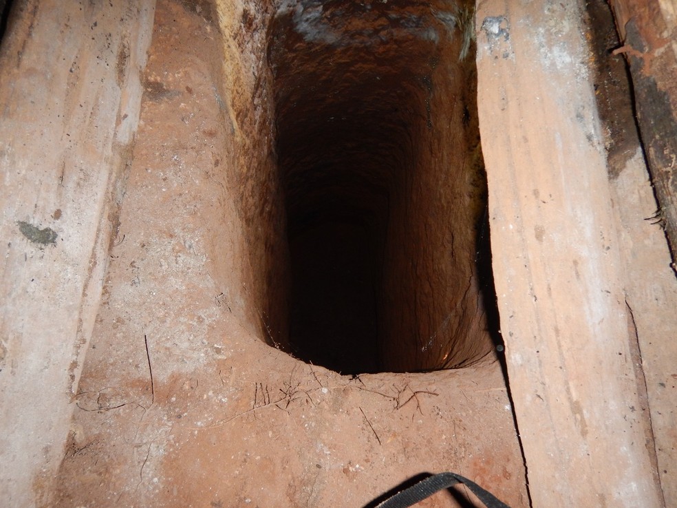 Buraco cavado pelo índio isolado. Funai acredita que construção seja por ação religiosa.  (Foto: Reprodução/Funai)