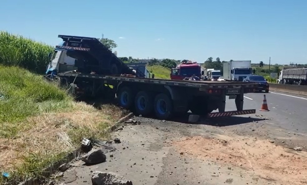 Faixa da SP-294, sentido Bauru - Marília, ficou interditada — Foto: Alcyr Netto/Divulgação