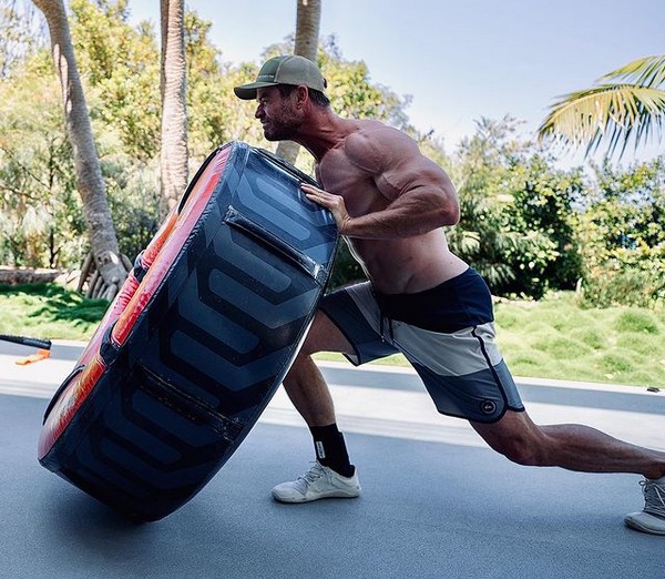 O ator Chris Hemsworth ostentando seus músculos nas redes sociais (Foto: Instagram)