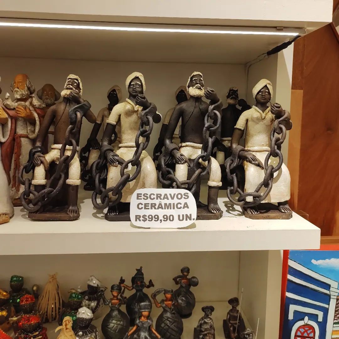 Historiadores explicam porque esculturas racistas não podem ser consideradas itens de decoração (Foto: Reprodução/ Instagram/ @paulao_rj)
