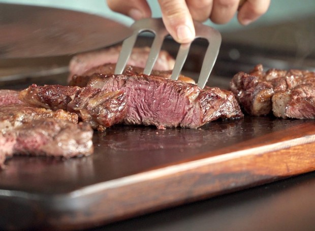 Para facilitar a mastigação, corte a carne contra a fibra na hora de servir o churrasco (Foto: Churrasqueadas / Divulgação)