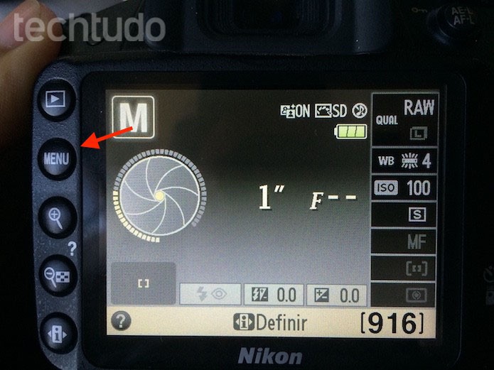 Acessando o menu de uma câmera da Nikon (Foto: Marvin Costa/TechTudo)