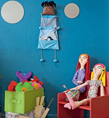 Da Imaginarte: organizador de brinquedos para pendurar, bonecas de pano da designer Suppa e almofadas de pelúcia (Foto: Lilian Knobel)