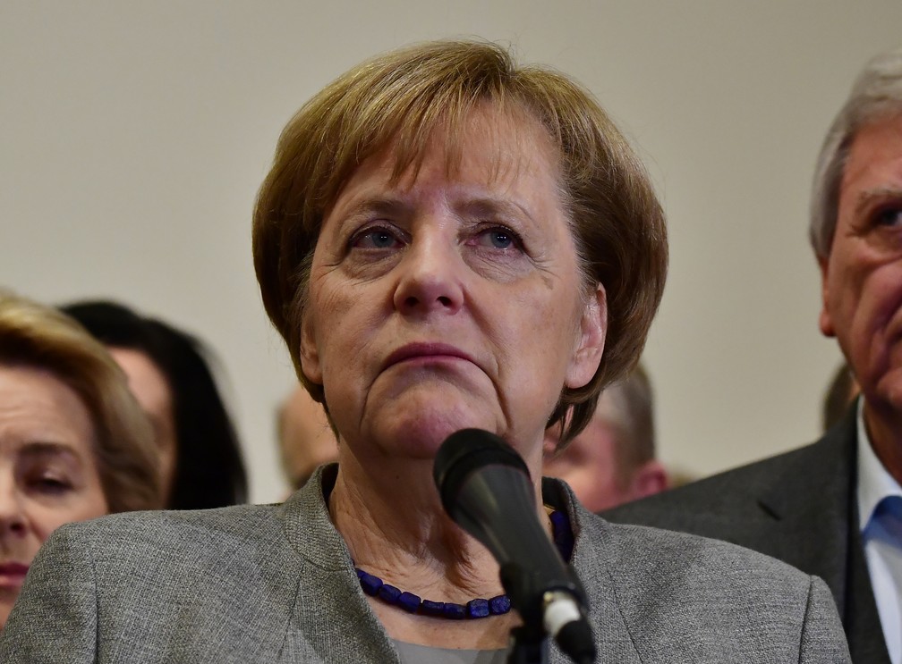 A chanceler alemã Angela Merkel durante discurso neste domingo (19) em Berlim (Foto: Tobias Schwarz/AFP)