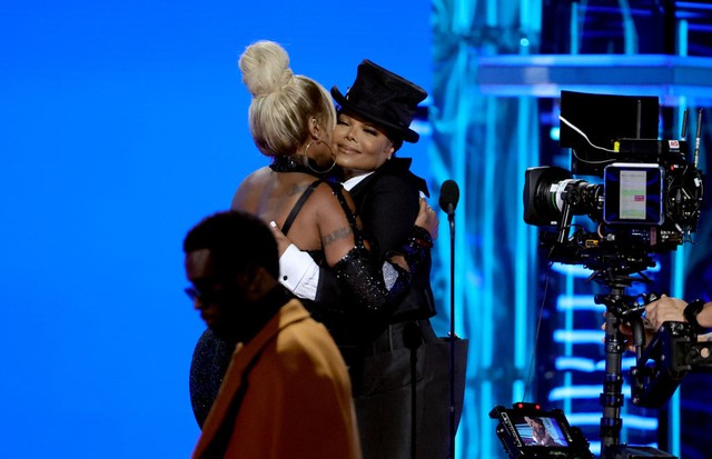LAS VEGAS, NEVADA - MAY 15: Janet Jackson (R) presents Mary J. Blige (L) with the Icon Award during the 2022 Billboard Music Awards at MGM Grand Garden Arena on May 15, 2022 in Las Vegas, Nevada. (Photo by Ethan Miller/Getty Images) (Foto: Getty Images)