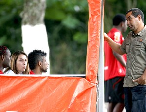 Zinho com Vagner Love, Patrícia Amorim e Léo Moura no treino do Flamengo (Foto: Marcos Trisão / Ag. O Globo)