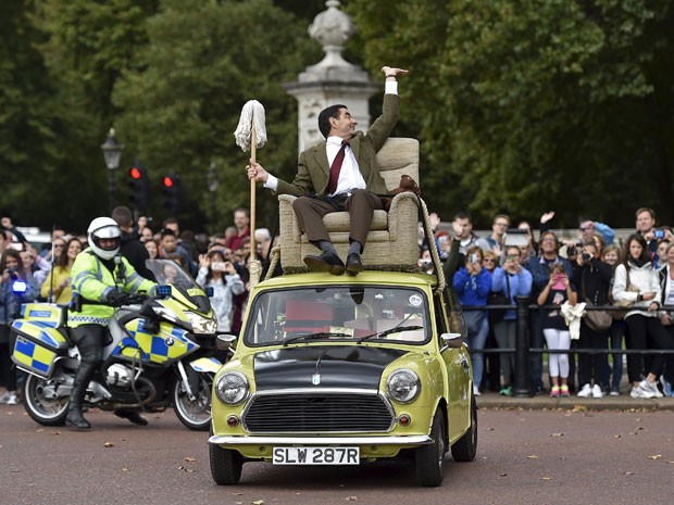 O ator britânico Rowan Atkinson posa sobre seu &#39;minicarro&#39; perto do Palácio de Buckingham nesta sexta-feira (4) para comemorar os 25 da série (Foto: Toby Melville/Reuters)