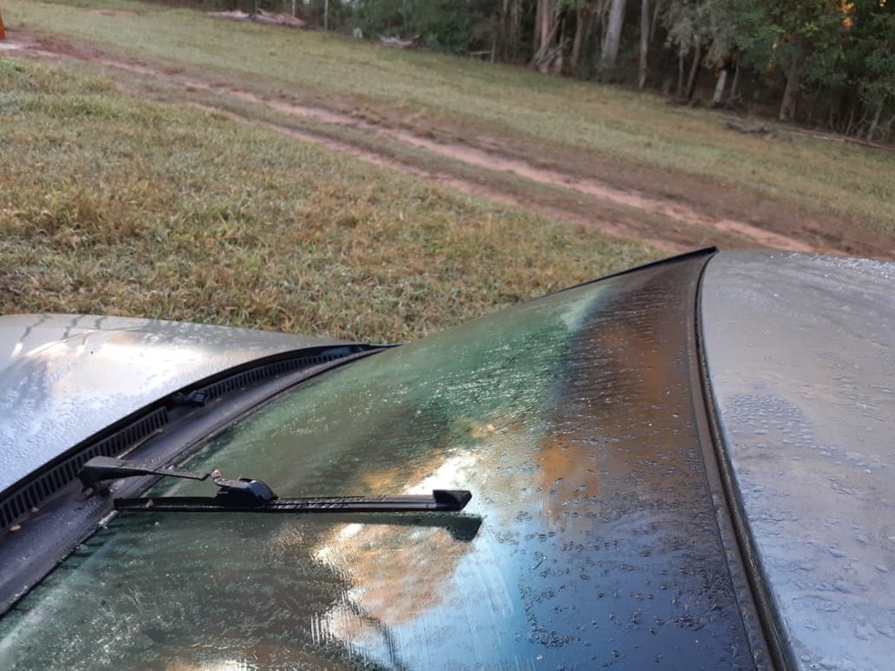 Em Bauru, logo pela manhã, o gelo se acumulou em cima de veículos, confirmando a ocorrência de geada — Foto: Eduardo Muniz/Arquivo pessoal