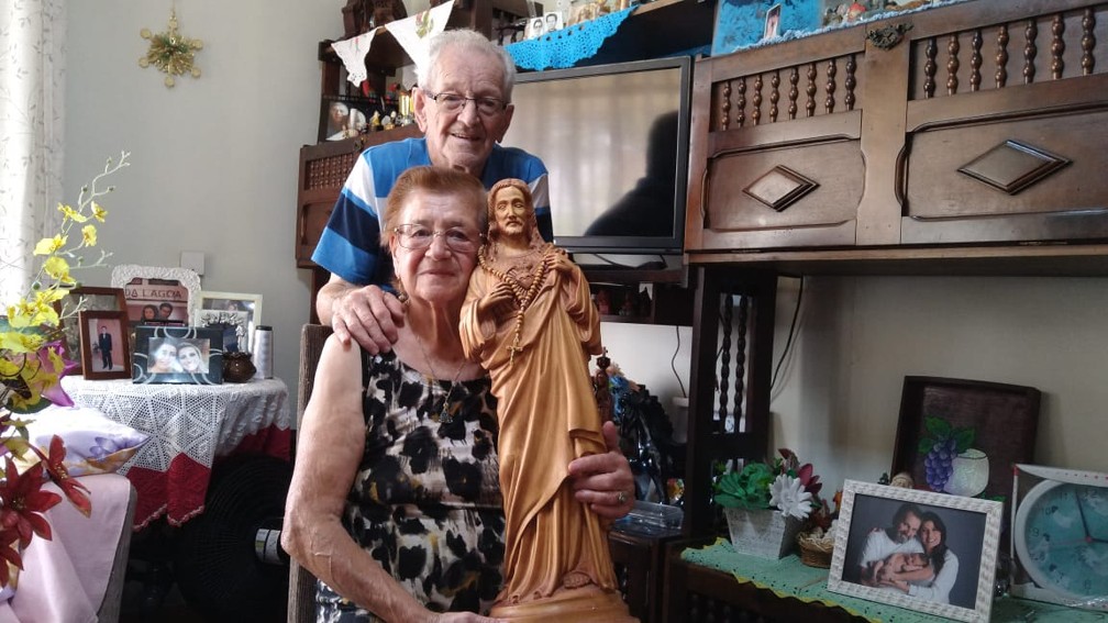 O artesão deu de presente para a esposa, Maria Elisa, uma imagem de Jesus Cristo. Essa peça, segundo ele, é a mais especial de todas que ele já fez  — Foto: Adriana Justi/G1 