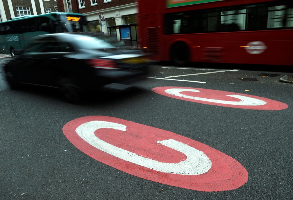 Sinalização indica local de cobrança de taxas para rodar em Londres (Foto: REUTERS/Mary Turner)