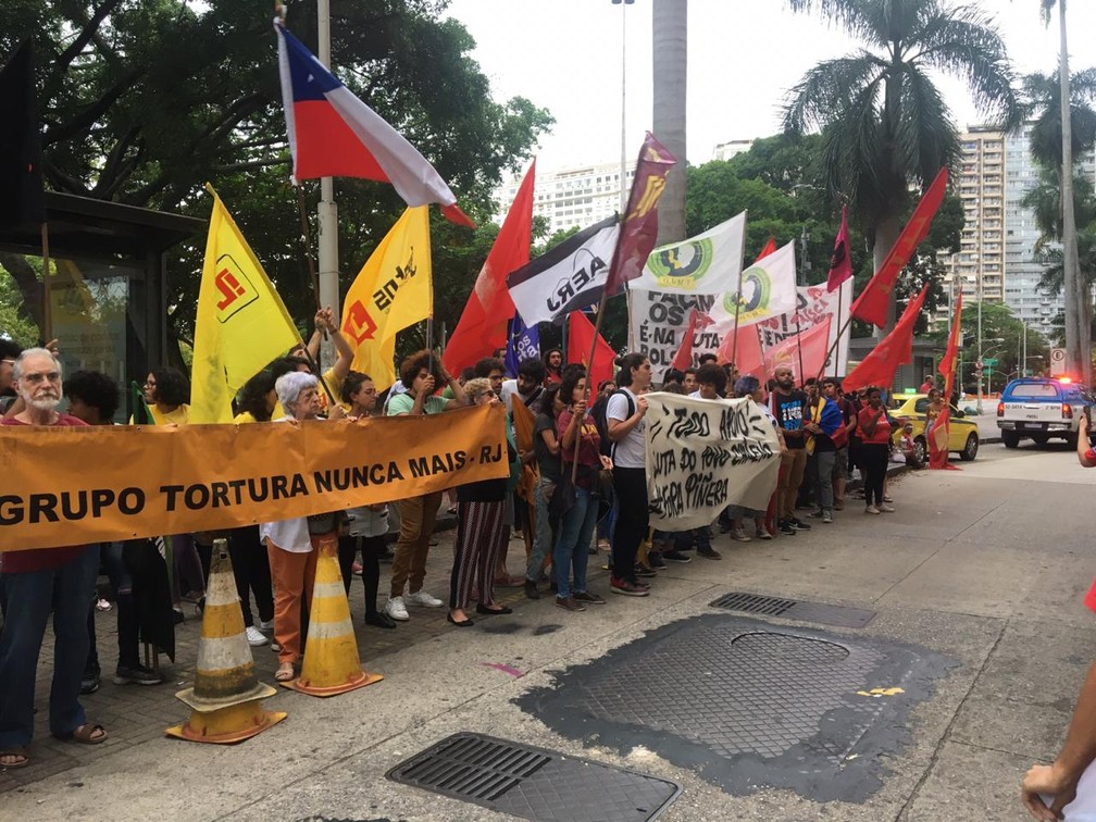 Grupo de brasileiros e chilenos fazem protesto em frente ao consulado do Chile no Rio de Janeiro nesta quarta-feira (23) — Foto: Alice Portes/G1
