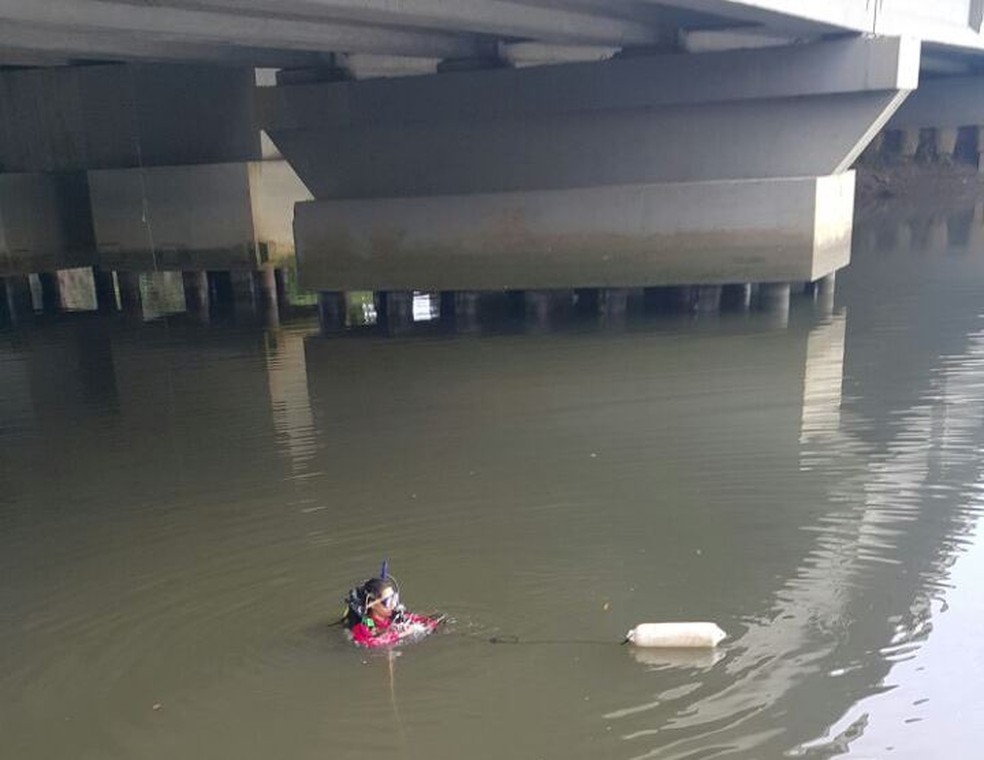 Mergulhadores encontraram o autom&oacute;vel dentro do rio Itaja&iacute;-A&ccedil;u (Foto: Corpo de Bombeiros/Divulga&ccedil;&atilde;o)