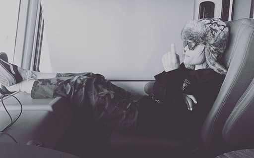 Channing Tatum baba em clique de Jessie J no Instagram