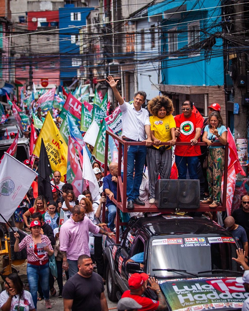 O candidato ao governo de SP Fernando Haddad (SP) durante visita a Heliópolis, na Zona Sul da capital — Foto: Diogo Zacarias