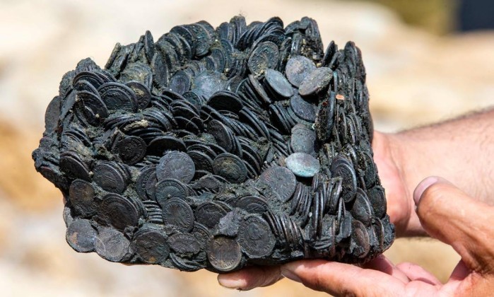 Alguns dos 20 quilos de moedas encontrados (Foto: Reuters)