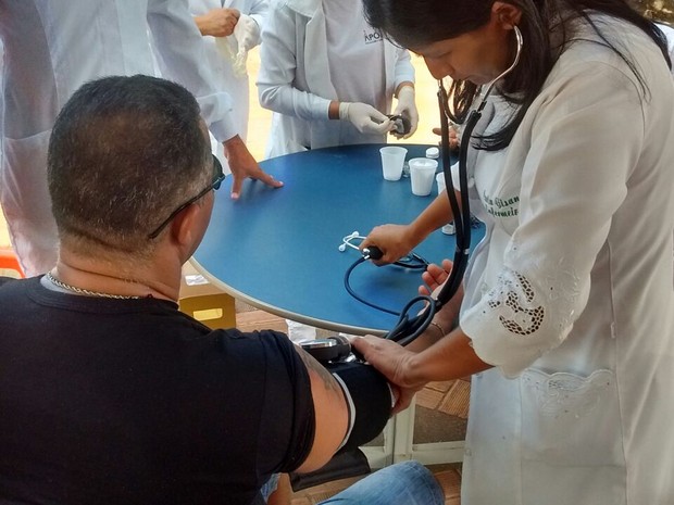 Resultado de imagem para foto de professores medindo pressão arterial