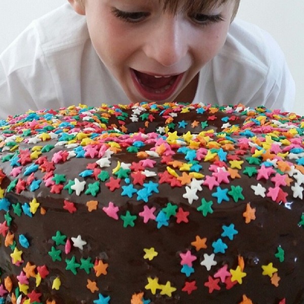 Noah se diverte com bolo de chocolate (Foto: Reprodução Instagram)