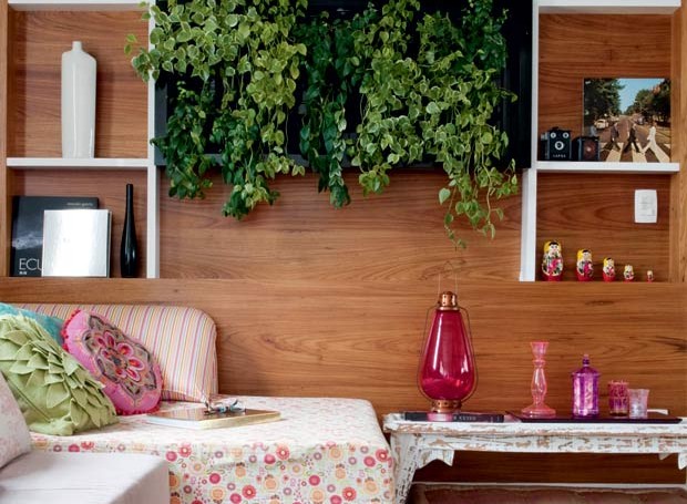peperomia-painel-jardim-vertical-sala-de-estar-marcenaria Projeto da designer de interiores Amanda Borges (Foto: Marcelo Magnani/Editora Globo)