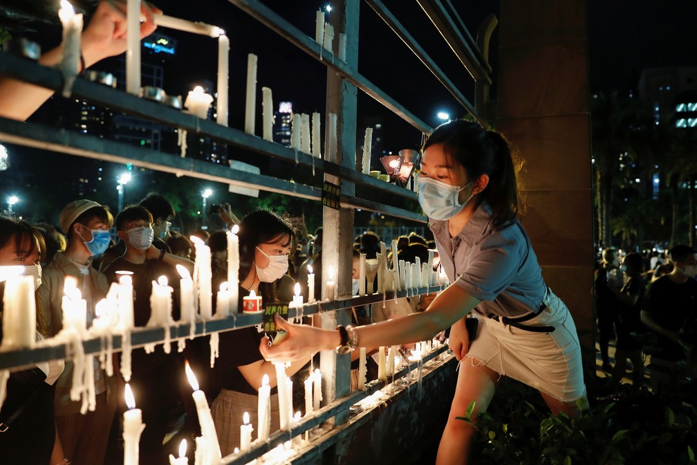 Protesto em Hong Kong lembra massacre de 1989 — Foto: REUTERS/Tyrone Siu
