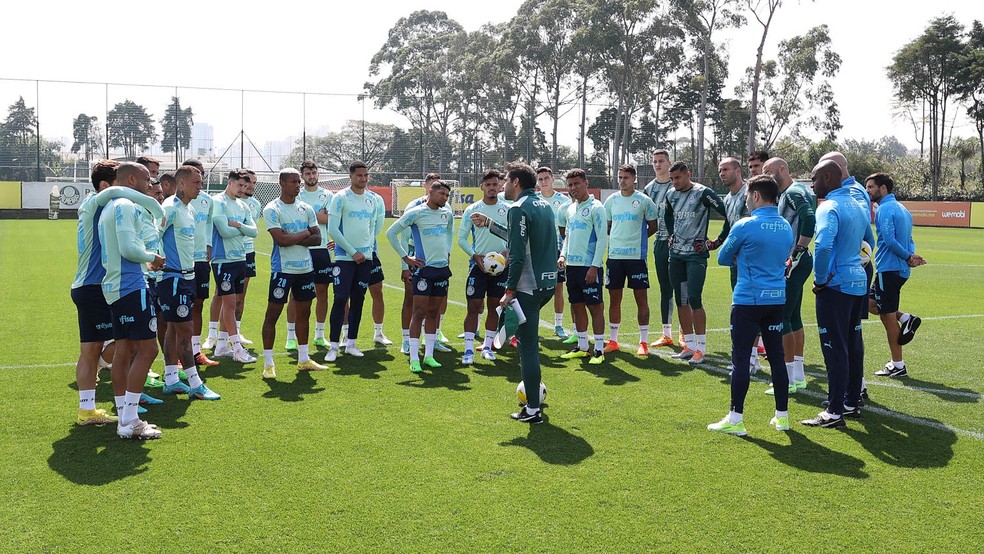 Abel Ferreira conversa com o elenco durante treino do Palmeiras — Foto: Cesar Greco