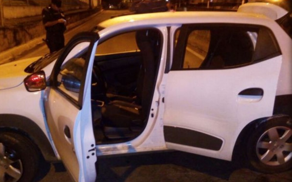 Carro roubado foi apreendido com casal em Goiânia, Goiás (Foto: GCM/Divulgação)