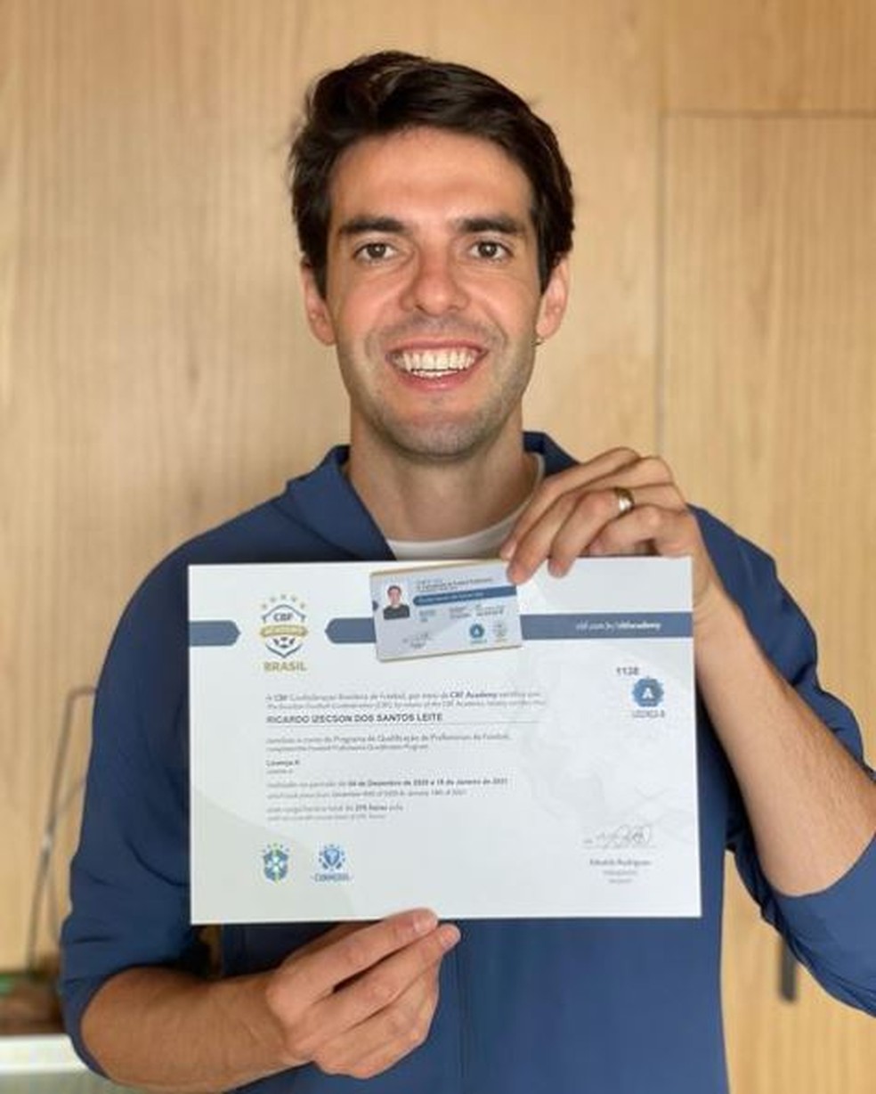 Kaká com diploma de treinador — Foto: Arquivo pessoal
