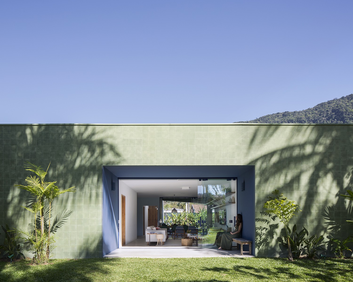 FACHADA | Os ladrilhos Rochbeton verdes da fachada integram a casa com a natureza (Foto: Carolina Lacaz / Divulgação)