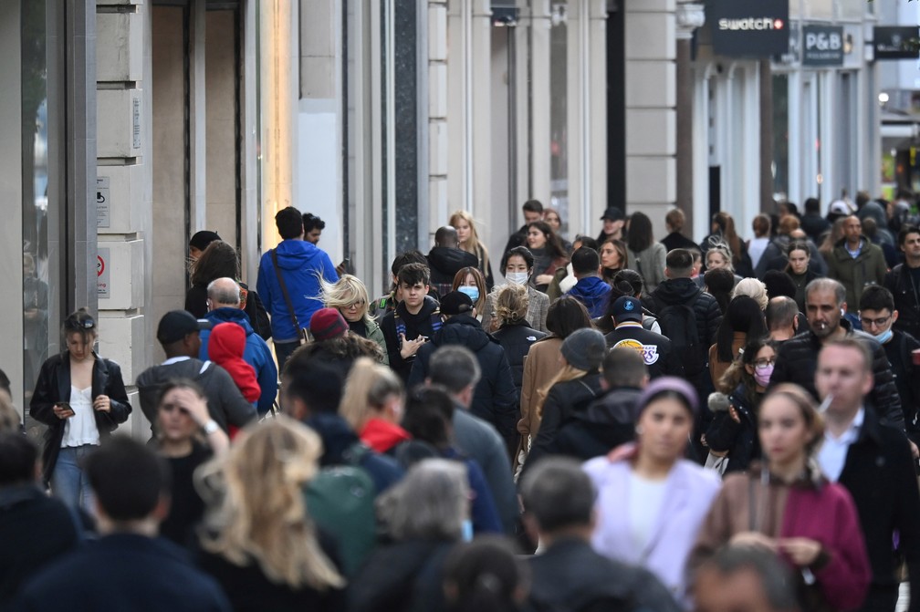 Pessoas sem máscaras de proteção contra a Covid-19 caminham pela Oxford Street, em Londres, em plena pandemia da Covid-19 no Reino Unido, em 20 de outubro de 2021 — Foto: Toby Melville/Reuters