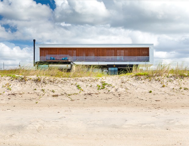 No Paraná, esta casa de praia está em total conexão com o mar e a orla  (Foto: Fábio Jr Severo)