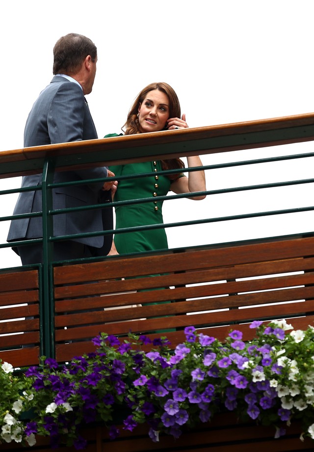 LONDON, ENGLAND - JULY 13: Catherine, Duchess of Cambridge walks into the clubhouse with Wimbledon chairman Philip Brook during Day twelve of The Championships - Wimbledon 2019 at All England Lawn Tennis and Croquet Club on July 13, 2019 in London, Englan (Foto: Getty Images)