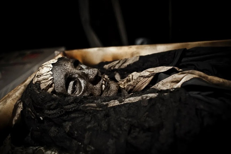 Ao abrir o caixão em 2012, pesquisadores acharam o cadáver de D. Amélia em ótimo estado de conservação — Foto: Reprodução/Beatriz Monteiro