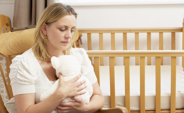 Aborto espontâneo; mulher triste no quarto do bebê (Foto: Shutterstock)