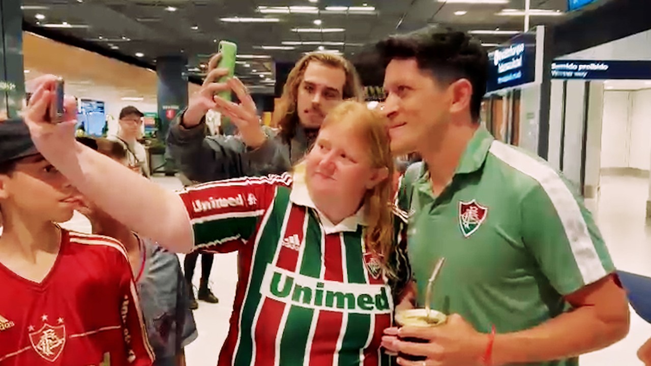 Jogadores do Fluminense chegam a Florianópolis e recebem apoio de torcedores no aeroporto